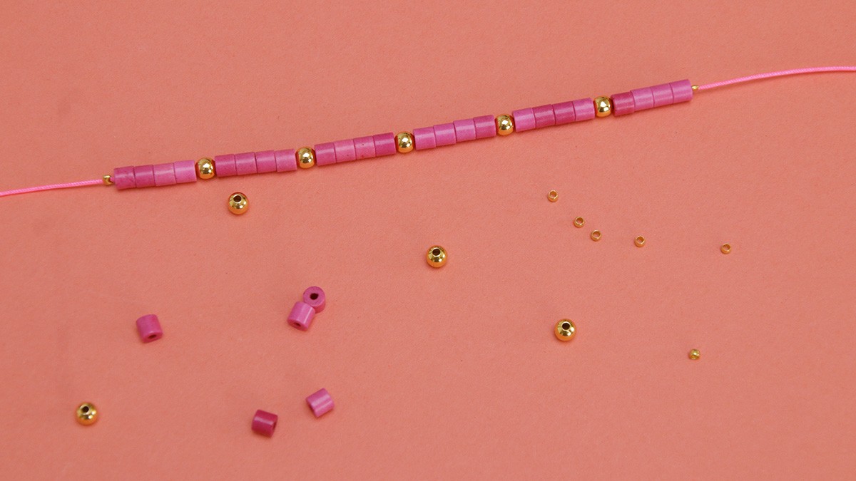 Braccialetto fluorescente a più file con vongole e perle : Tappa 1 Braccialetto fluorescente a più file con vongole e perle : Tappa 1