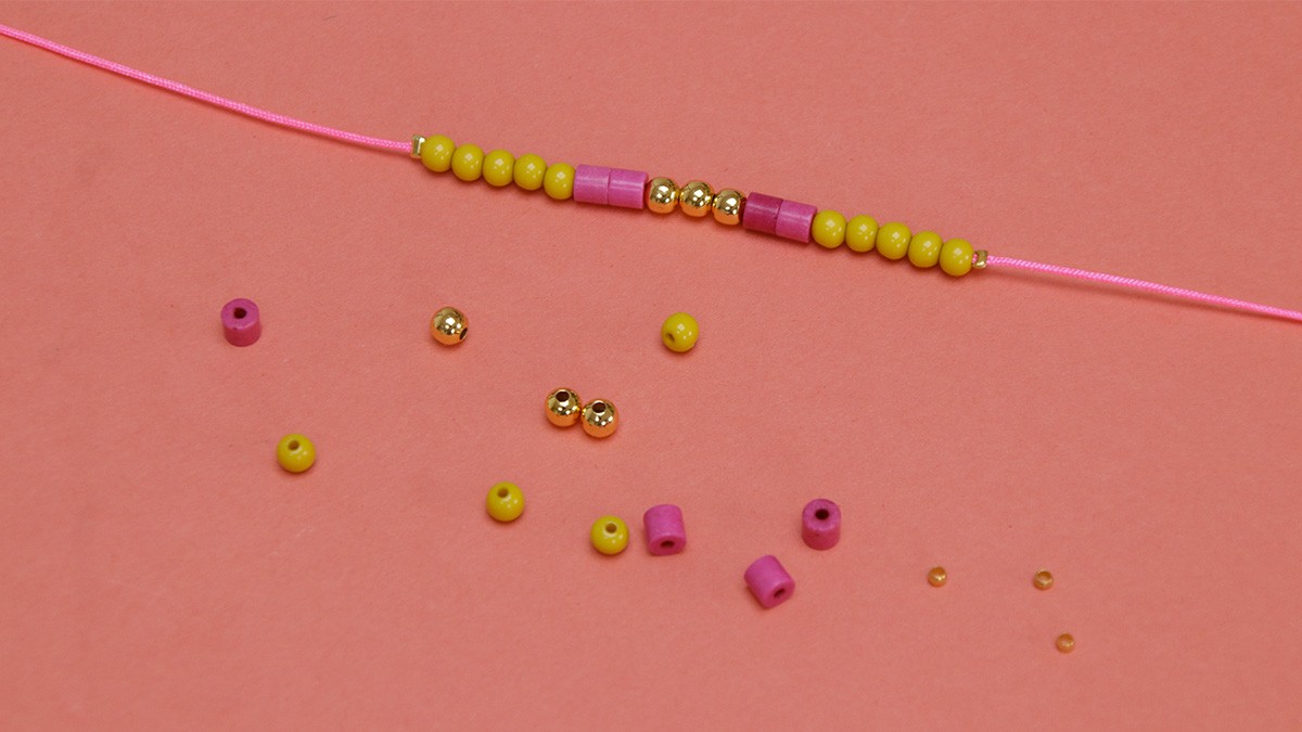 Braccialetto fluorescente a più file con vongole e perle : Tappa 2 Braccialetto fluorescente a più file con vongole e perle : Tappa 2