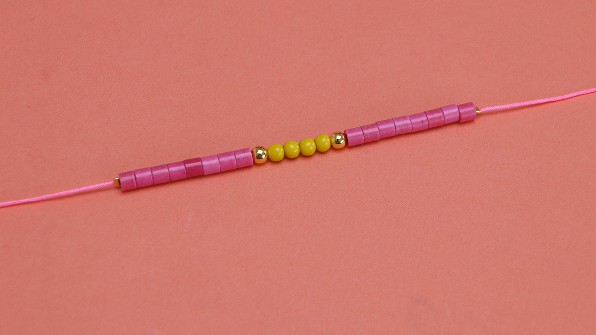 Braccialetto fluorescente a più file con vongole e perle : Tappa 3 Braccialetto fluorescente a più file con vongole e perle : Tappa 3