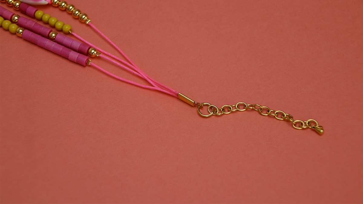 Braccialetto fluorescente a più file con vongole e perle : Tappa 6 Braccialetto fluorescente a più file con vongole e perle : Tappa 6