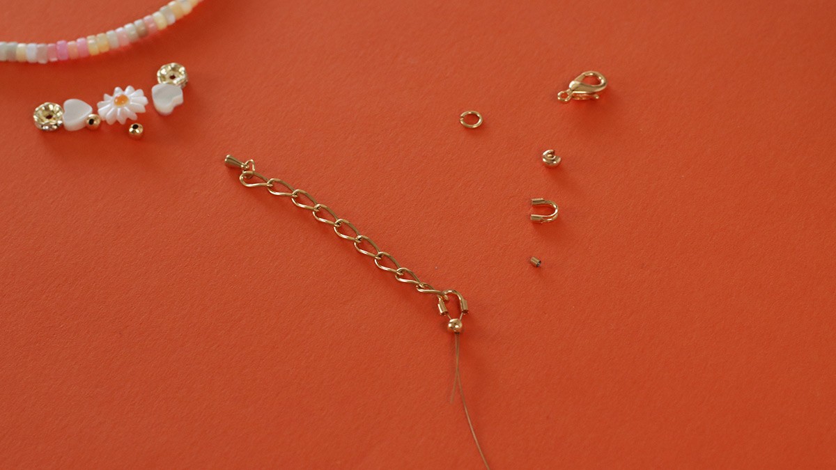 Collana estiva con perle heishi, cuore e fiori di madreperla : Tappa 1