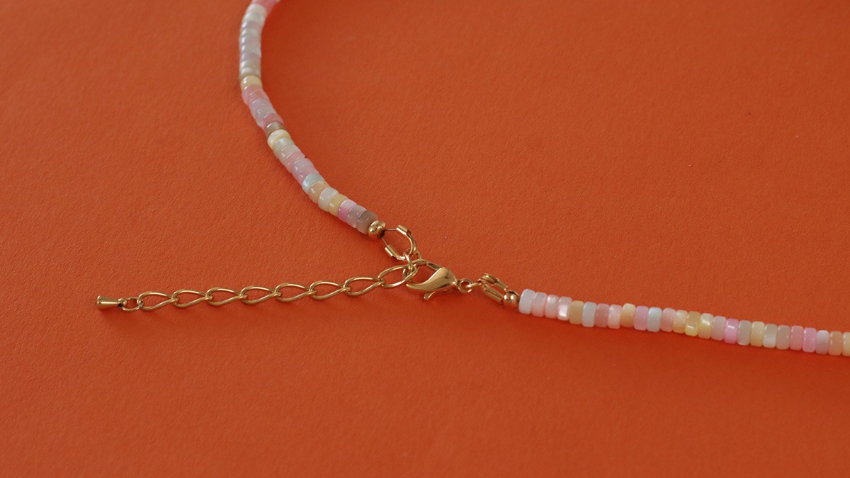 Collana estiva con perle heishi, cuore e fiori di madreperla : Tappa 4