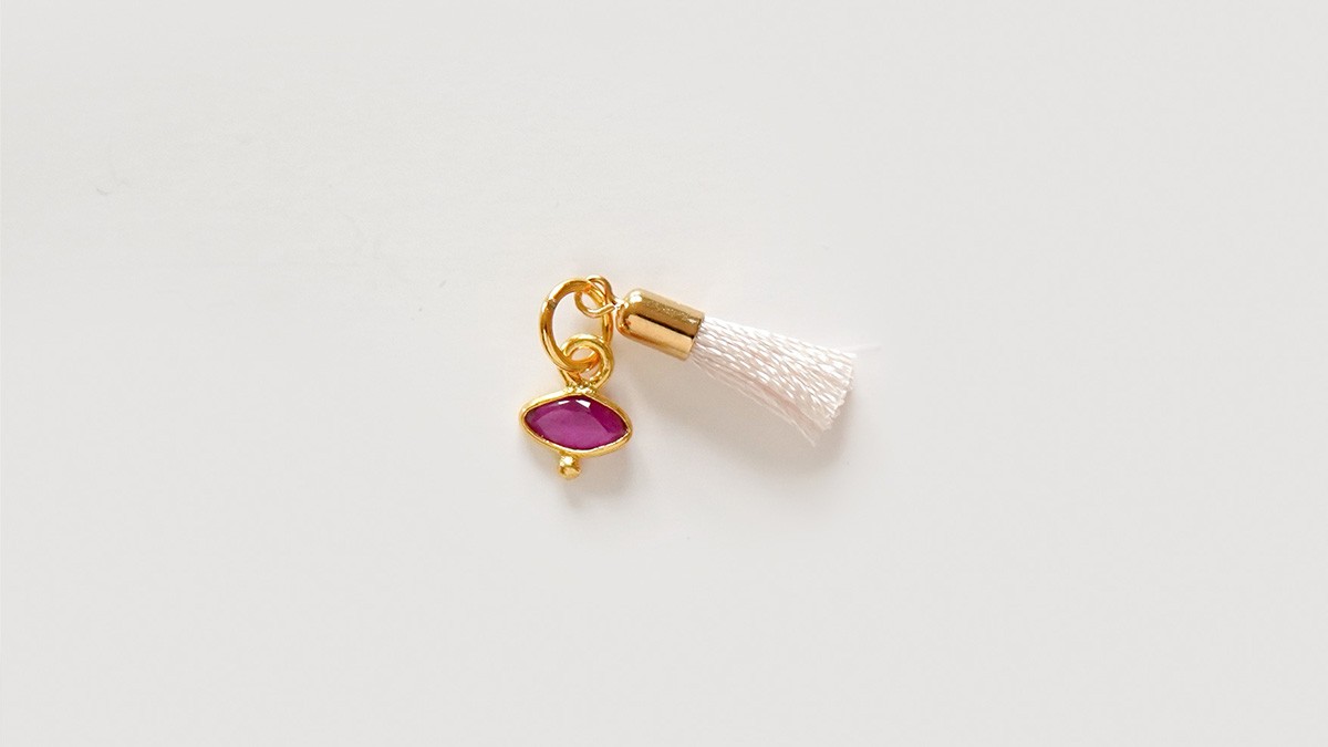 Assortimento di bracciali con ciondoli in oro e heishi : Tappa 7