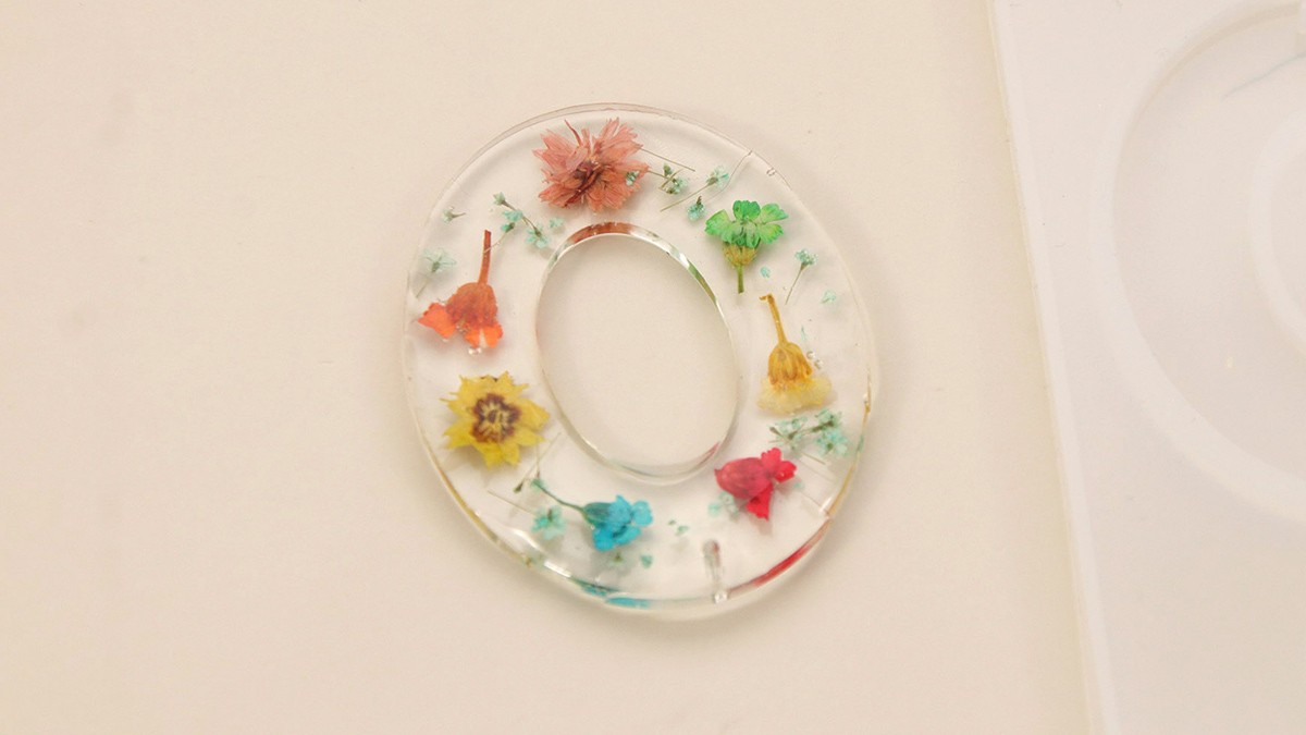 Orecchini in resina e fiori secchi : Tappa 3 Orecchini in resina e fiori secchi : Tappa 3