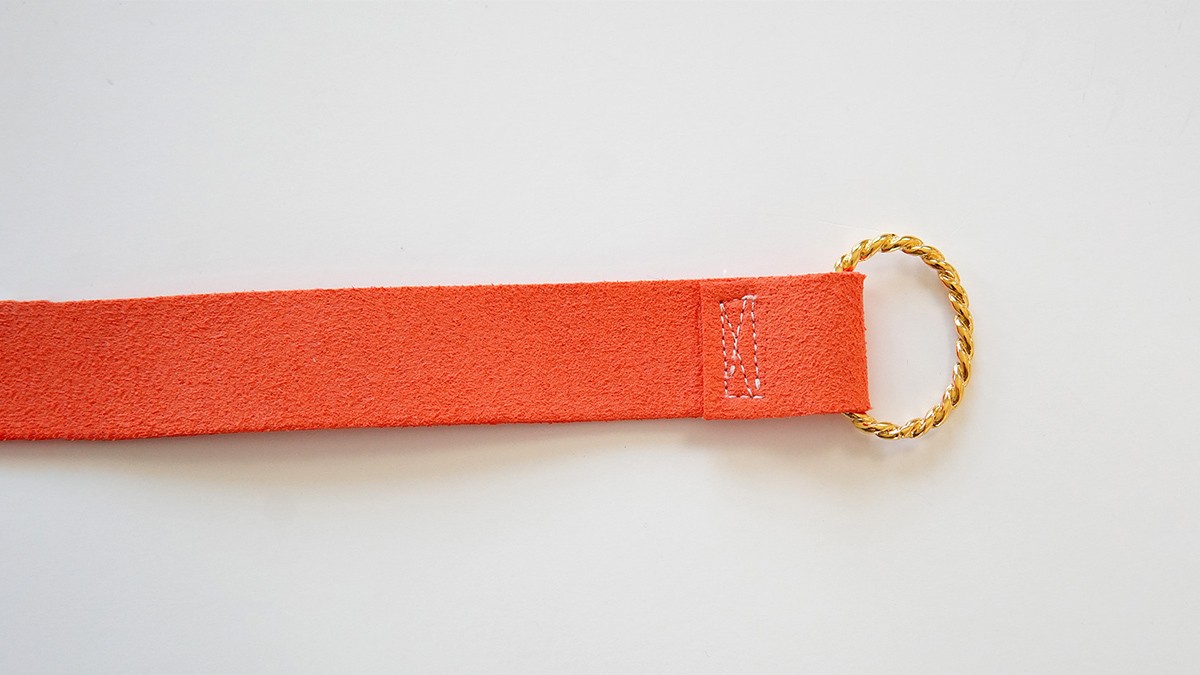 Tutorial per il manico di una borsa in suedette e macramè : Tappa 1 Tutorial per il manico di una borsa in suedette e macramè : Tappa 1