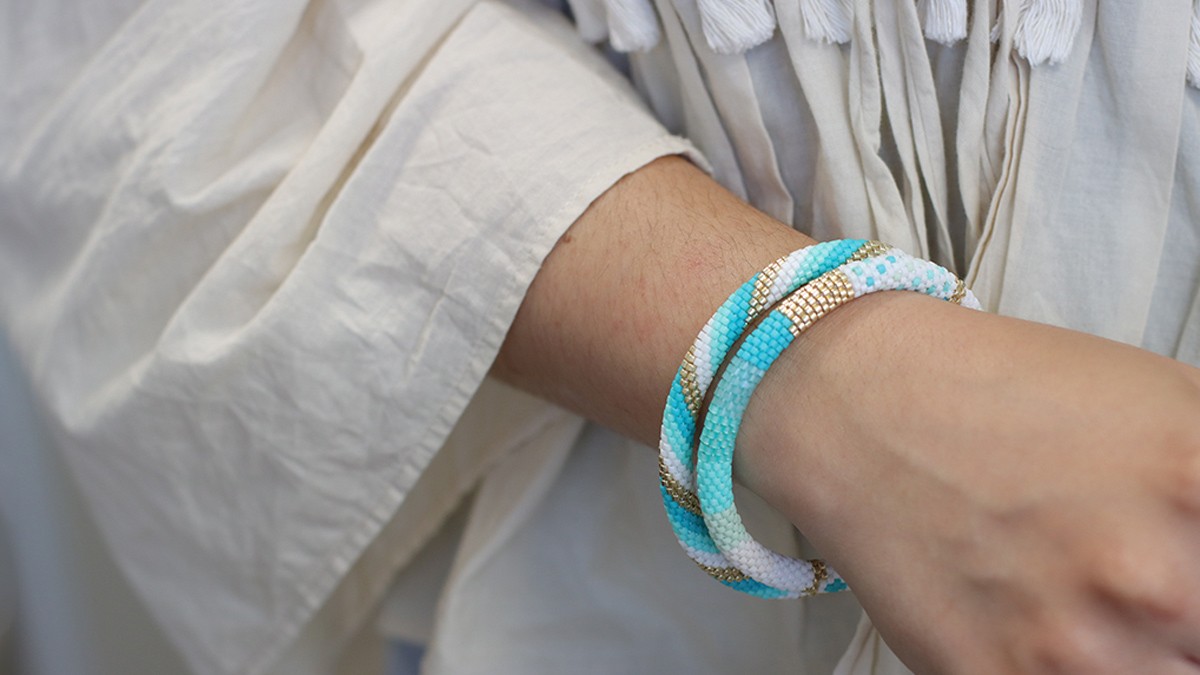Bracciali a spirale all'uncinetto senza femoir