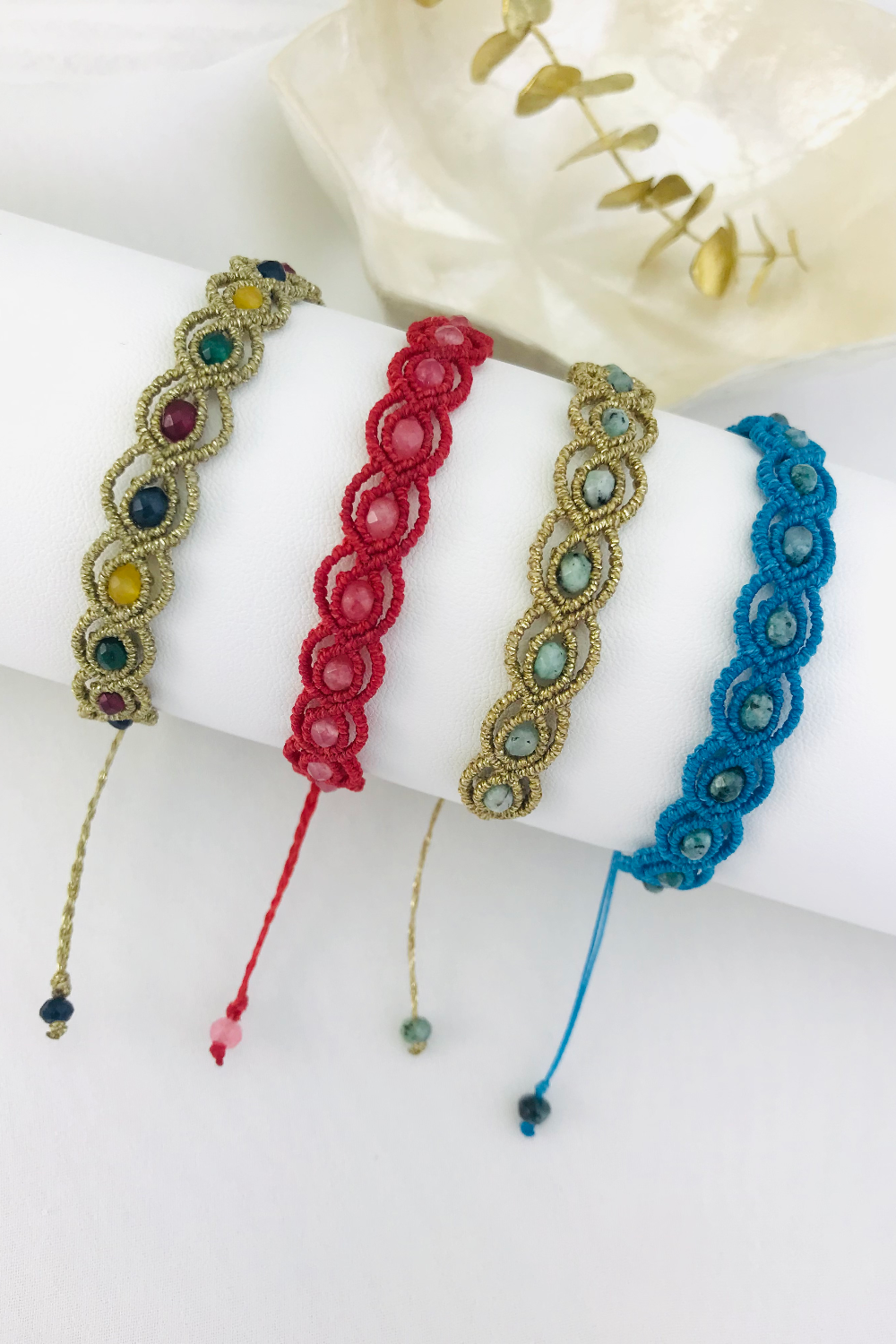 Schema Bracciale in micro-macramè e pietre preziose