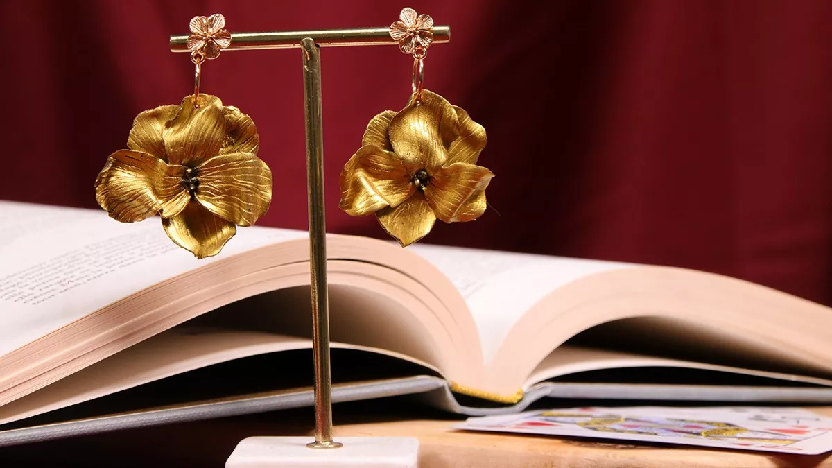 Boucles d’oreilles fleurs dorées en pâte polymère Boucles d’oreilles fleurs dorées en pâte polymère