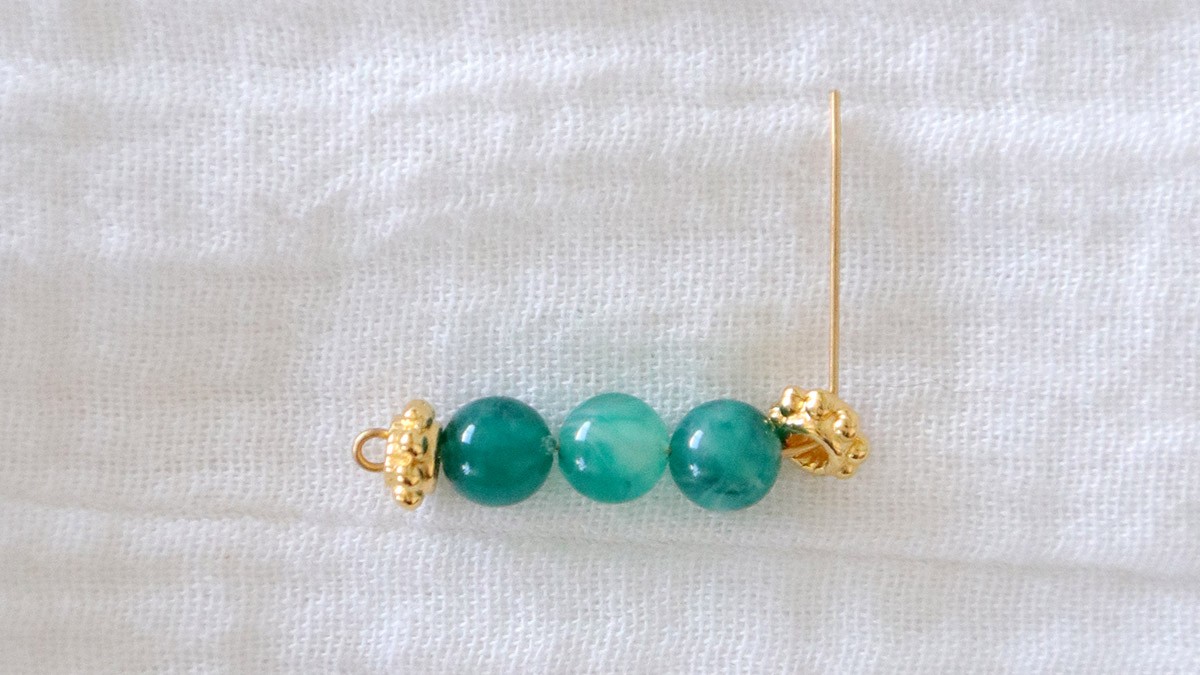 Braccialetto semplice con perline verdi al centro di una catena : Tappa 1