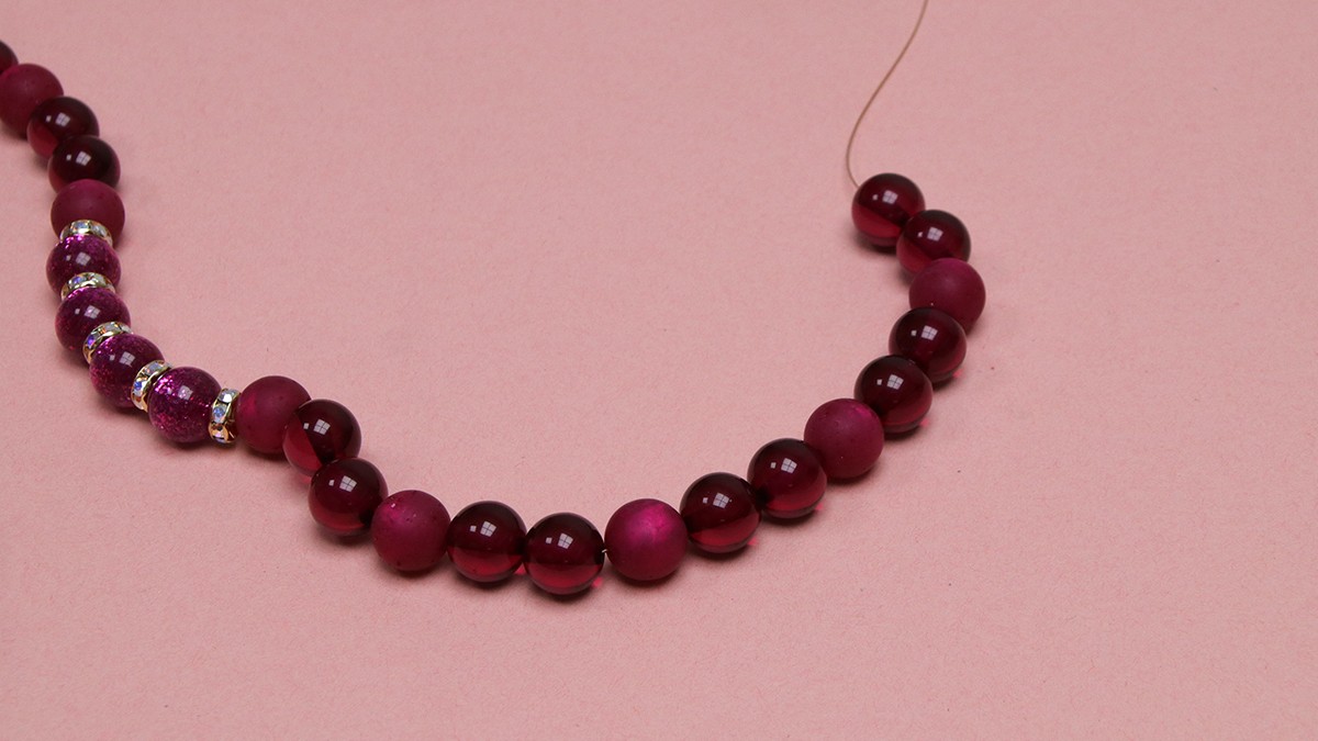 Collana natalizia con perline glitterate Polaris e rondelle di strass : Tappa 5 Collana natalizia con perline glitterate Polaris e rondelle di strass : Tappa 5