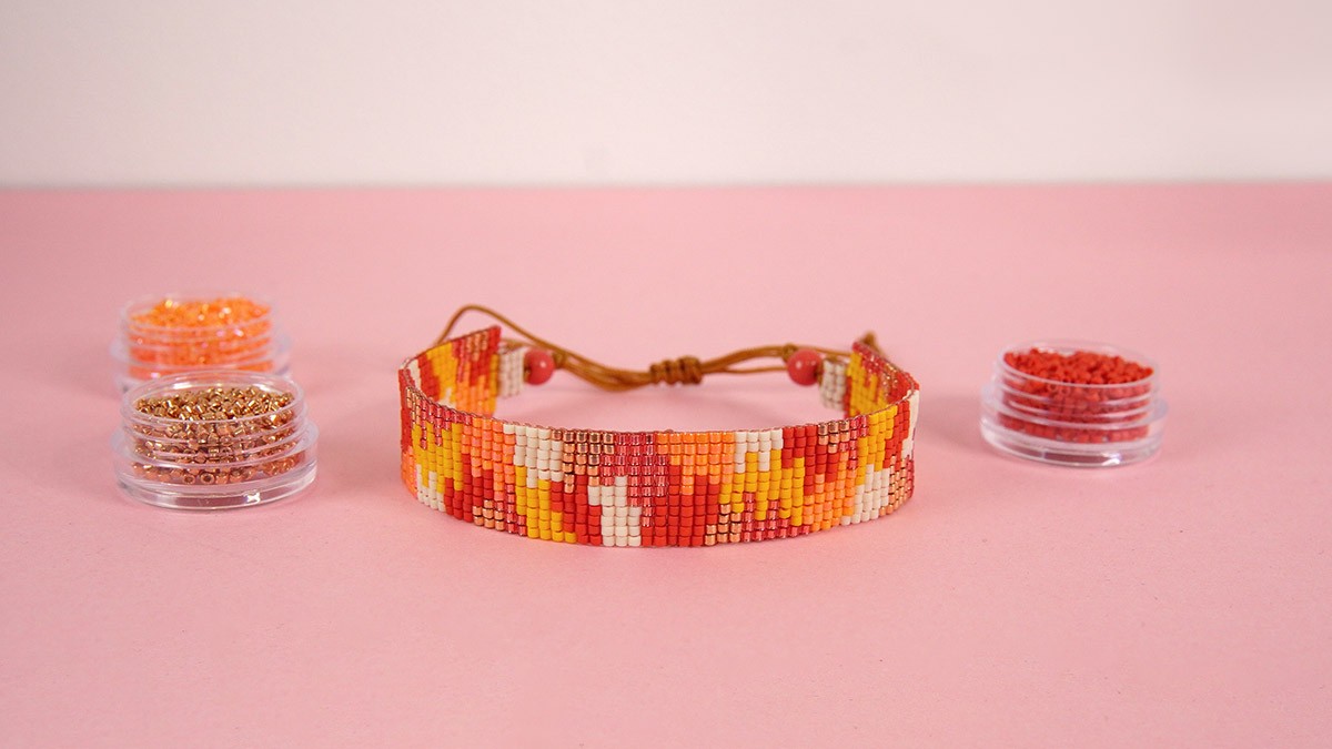 Bracciale a telaio Miyuki con linguette di perle e chiusura scorrevole Bracciale a telaio Miyuki con linguette di perle e chiusura scorrevole