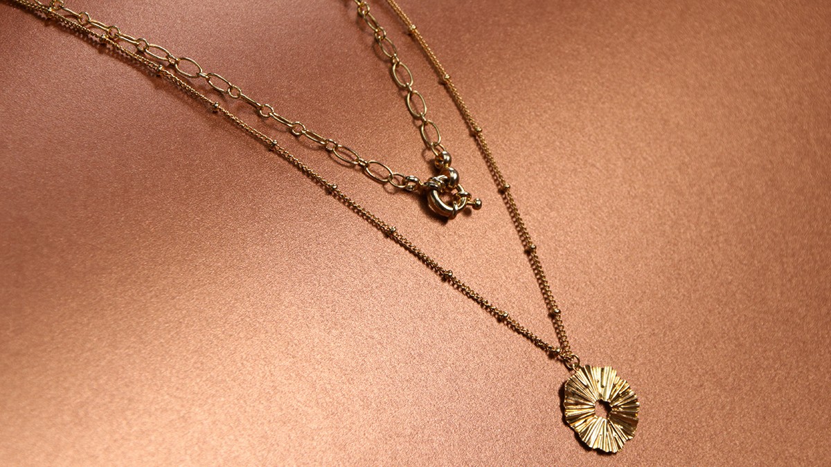 Collana doppia a più file in oro con pendente rotondo a effetto plissé e chiusura a boa