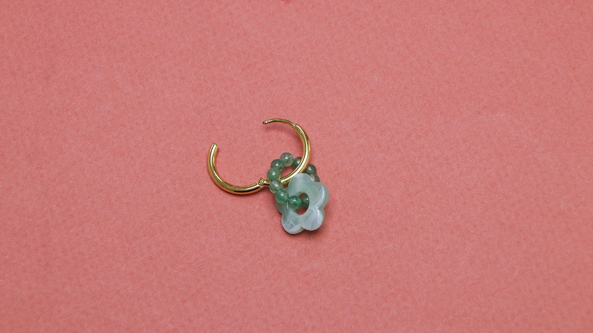 Orecchini con mini fiori e pietre naturali : Tappa 4