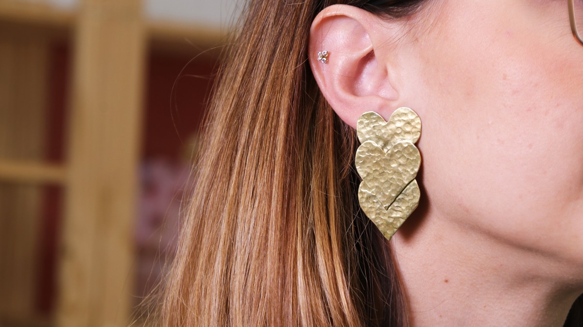 Orecchini a cuore pendenti con effetto martellato - Lavorazione artigianale