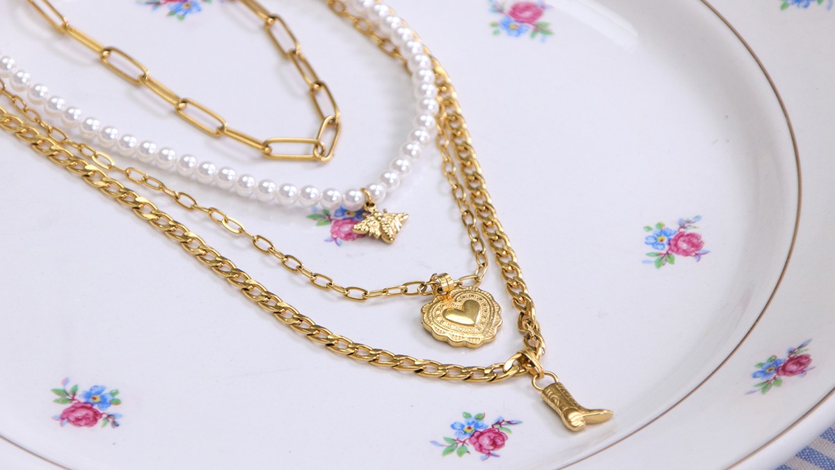 Collana a più fili con catene e perle perlate