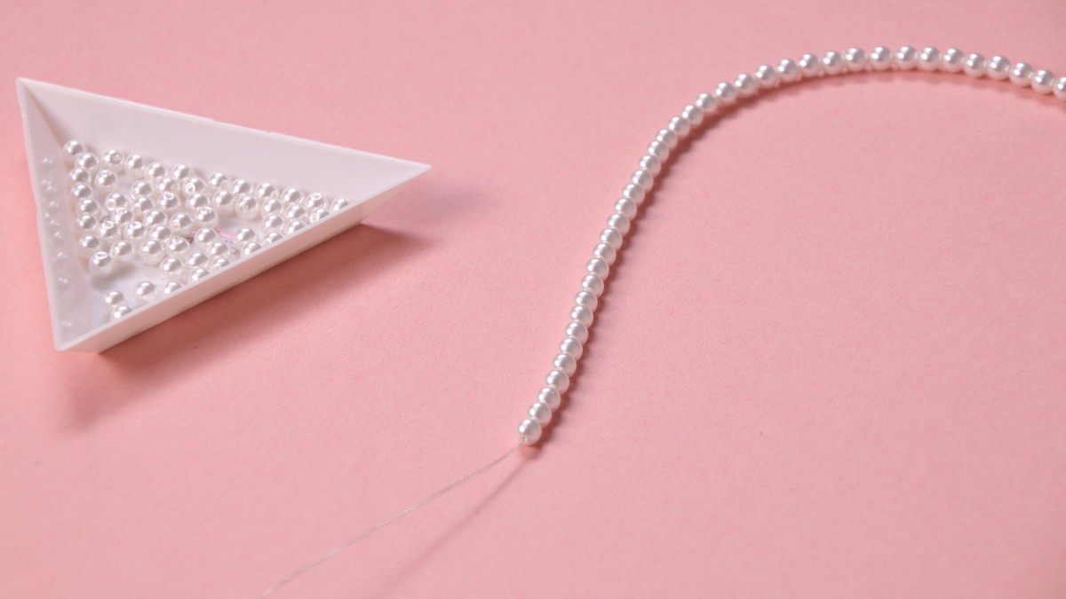 Collana a più fili con catene e perle perlate : Tappa 4