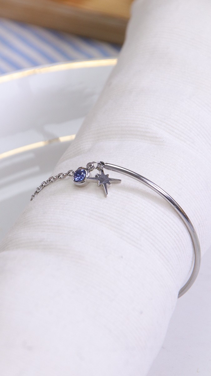 Schema Bracciale semicircolare in acciaio inossidabile personalizzabile con charms