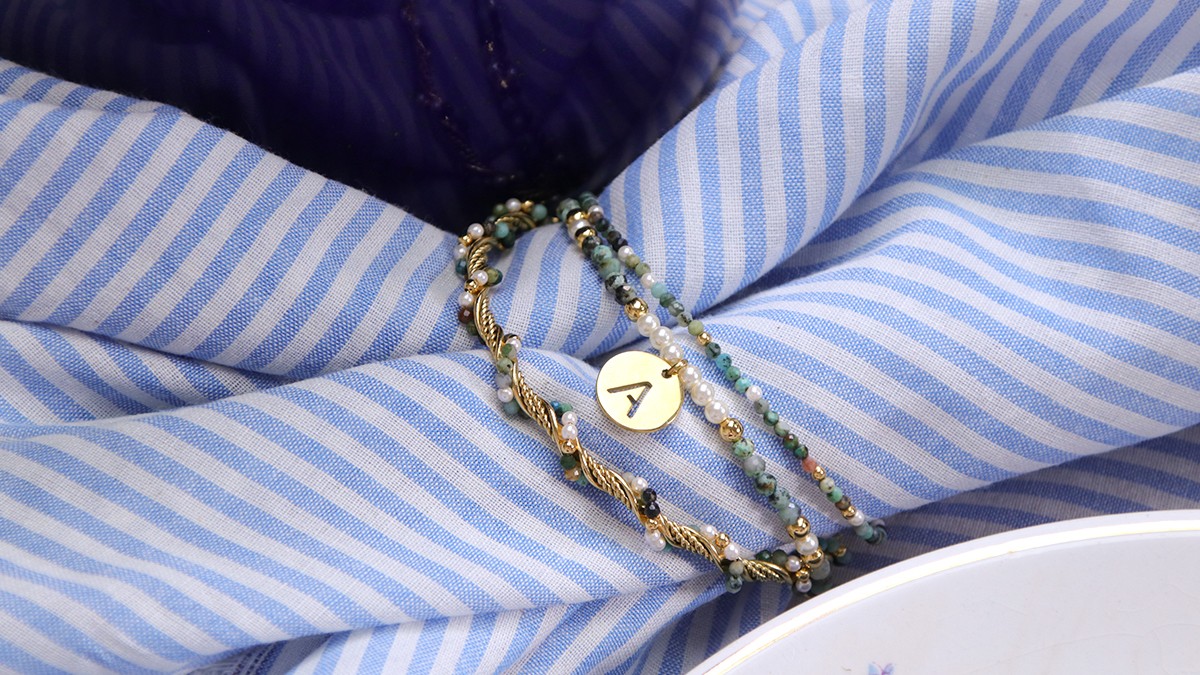 Schema Bracciali in perle di turchese africano e acciaio inossidabile placcato oro