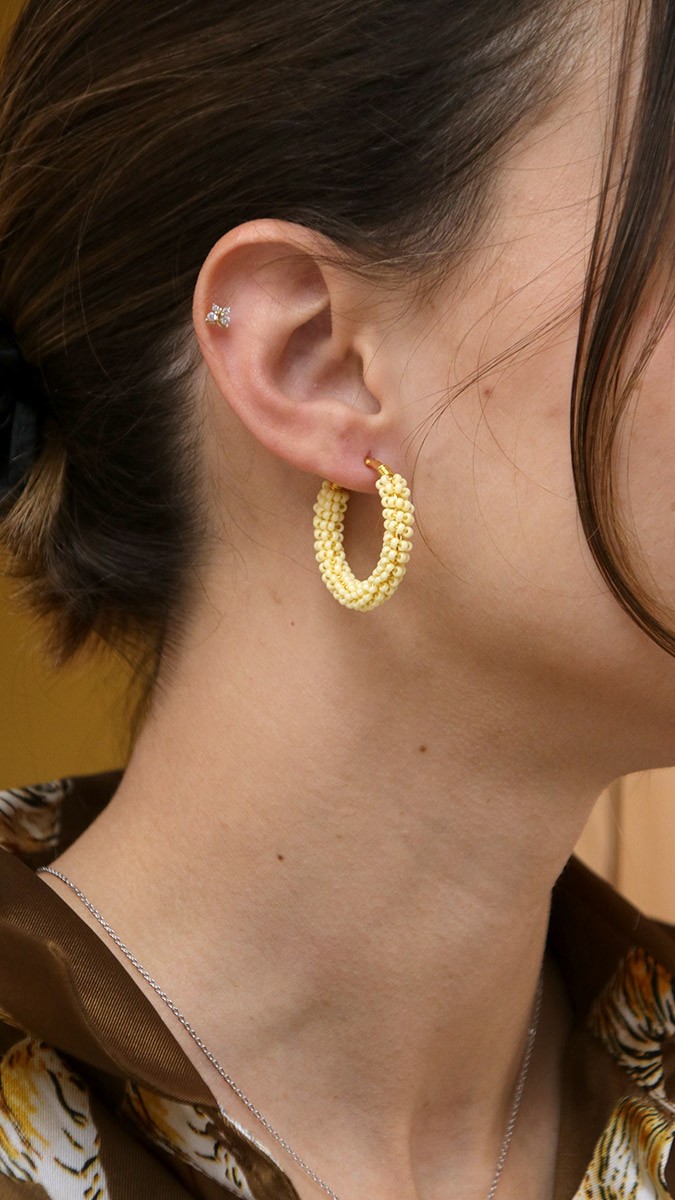 Schema Orecchini a cerchio colorati con perline avvolte intorno ad essi