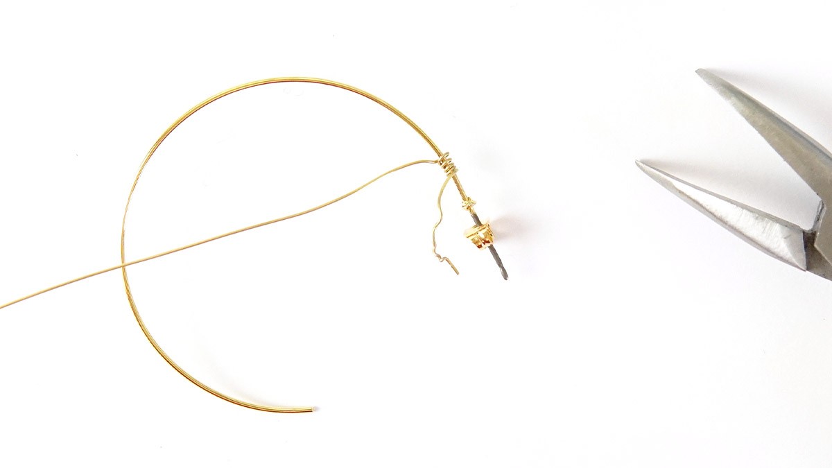 Orecchini a cerchio in acciaio inossidabile con granato dorato : Tappa 1