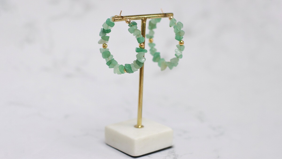 Orecchini a cerchio colorati con perline in pietra naturale