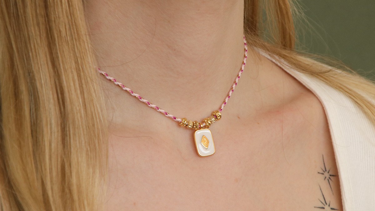 Collana con cordoncini intrecciati e ciondoli epossidici