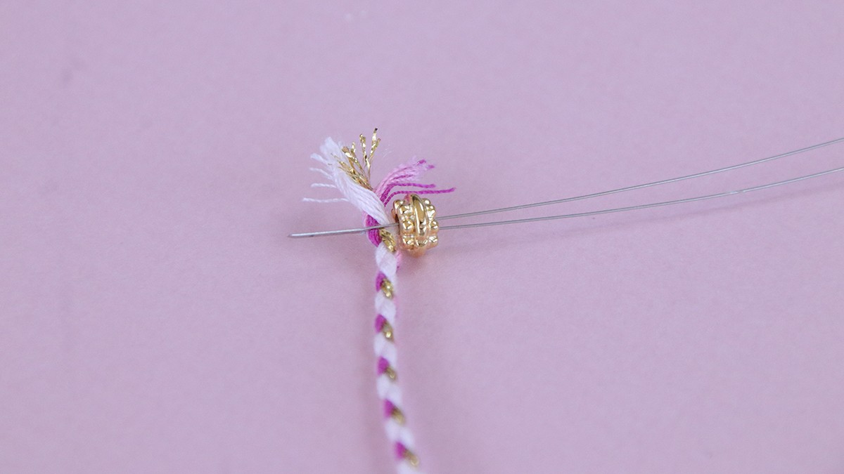 Collana con cordoncini intrecciati e ciondoli epossidici : Tappa 4