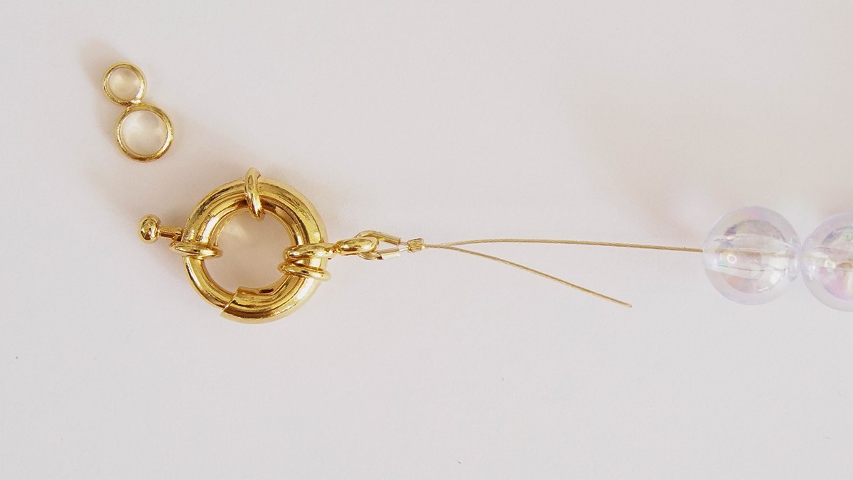 Bracciale con grandi perle rotonde trasparenti e striate : Tappa 1