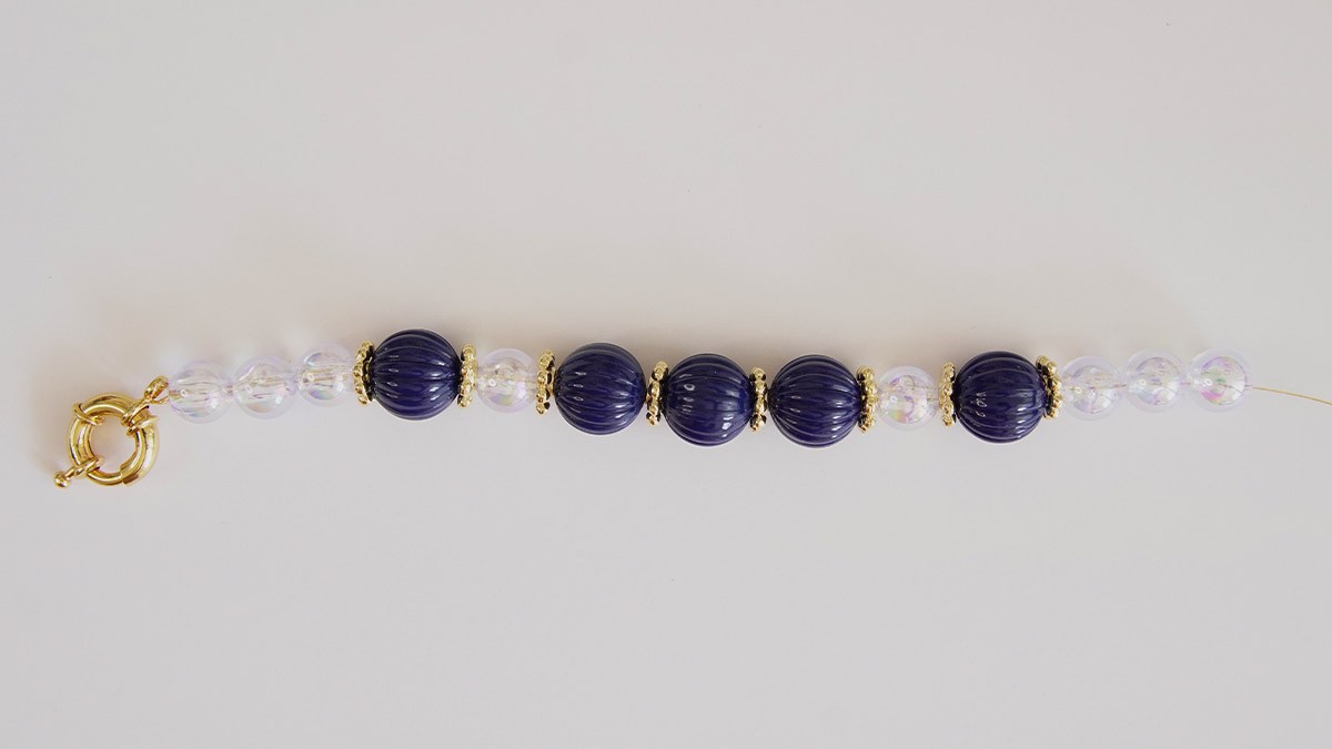 Bracciale con grandi perle rotonde trasparenti e striate : Tappa 2