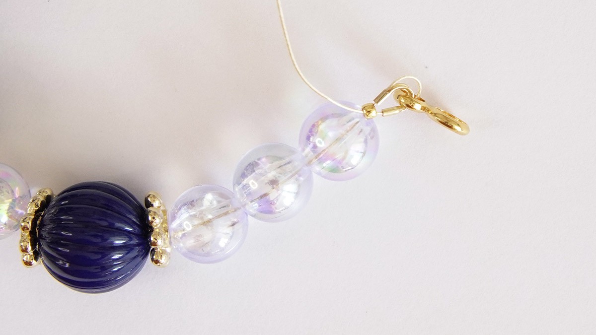 Bracciale con grandi perle rotonde trasparenti e striate : Tappa 3