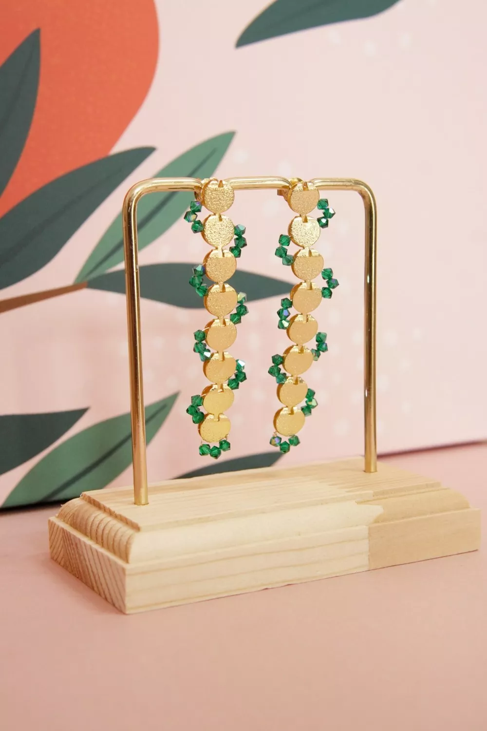 Orecchini lunghi in oro con punte di cristallo verde