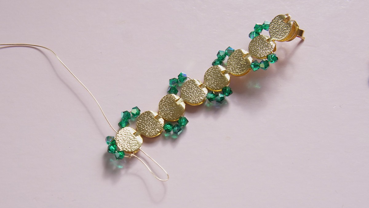 Orecchini lunghi in oro con punte di cristallo verde : Tappa 4 Orecchini lunghi in oro con punte di cristallo verde : Tappa 4