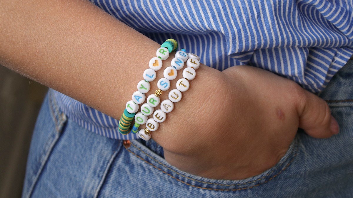 Braccialetti dell'amicizia con perline a forma di lettera e perline Heishi