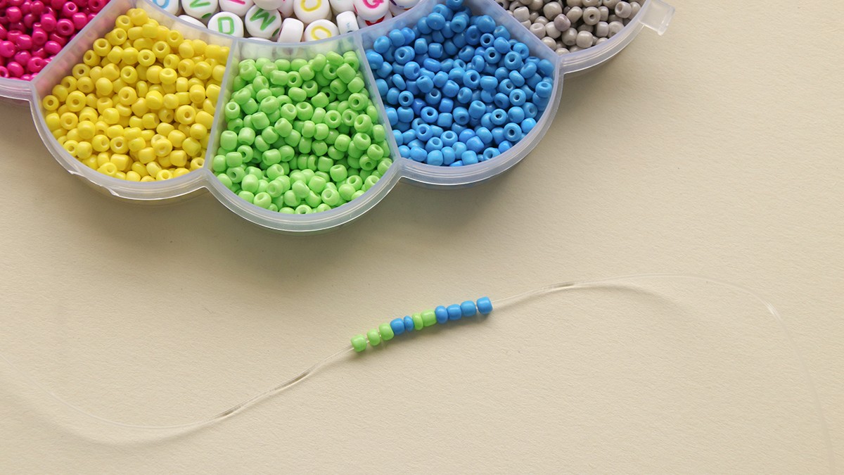 Braccialetti dell'amicizia con perline a forma di lettera e perline Heishi : Tappa 1