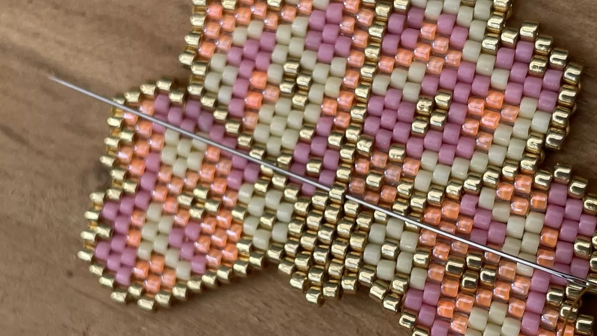 Orecchini con fiori intrecciati a punto mattone : Tappa 2 Orecchini con fiori intrecciati a punto mattone : Tappa 2