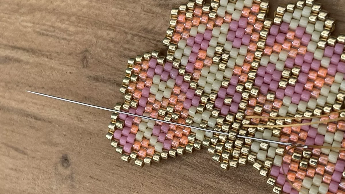 Orecchini con fiori intrecciati a punto mattone : Tappa 4 Orecchini con fiori intrecciati a punto mattone : Tappa 4