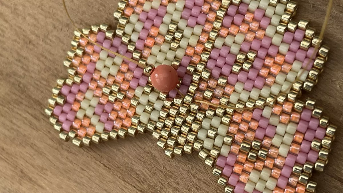 Orecchini con fiori intrecciati a punto mattone : Tappa 7 Orecchini con fiori intrecciati a punto mattone : Tappa 7