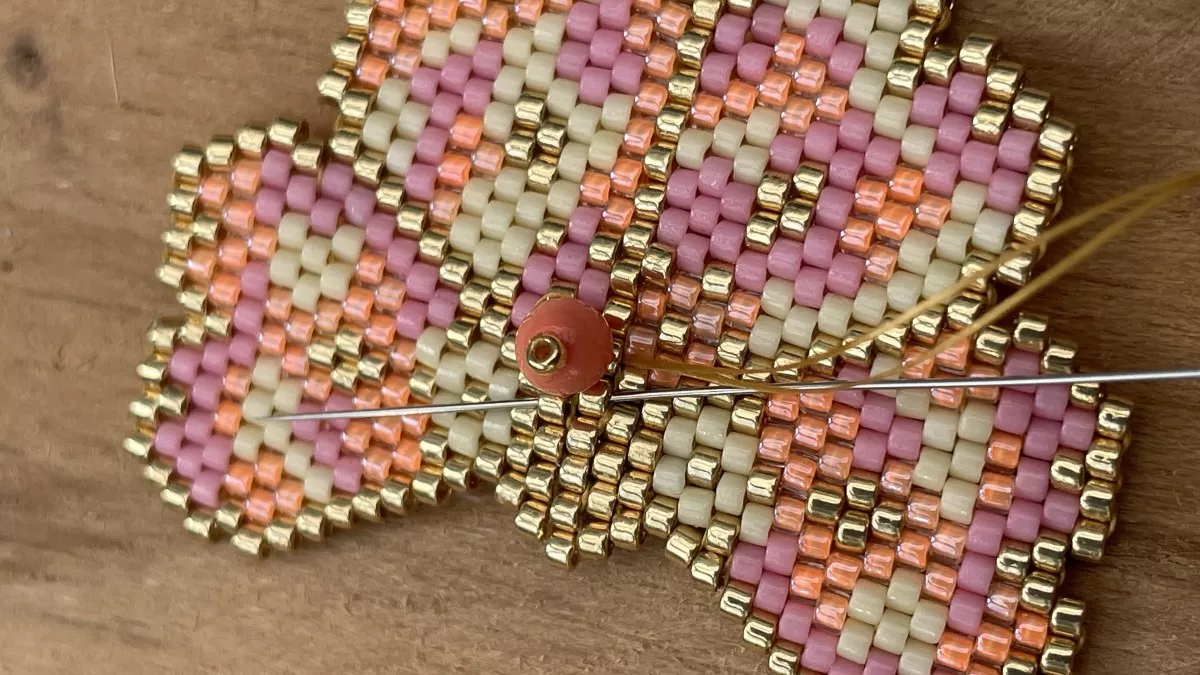 Orecchini con fiori intrecciati a punto mattone : Tappa 9 Orecchini con fiori intrecciati a punto mattone : Tappa 9