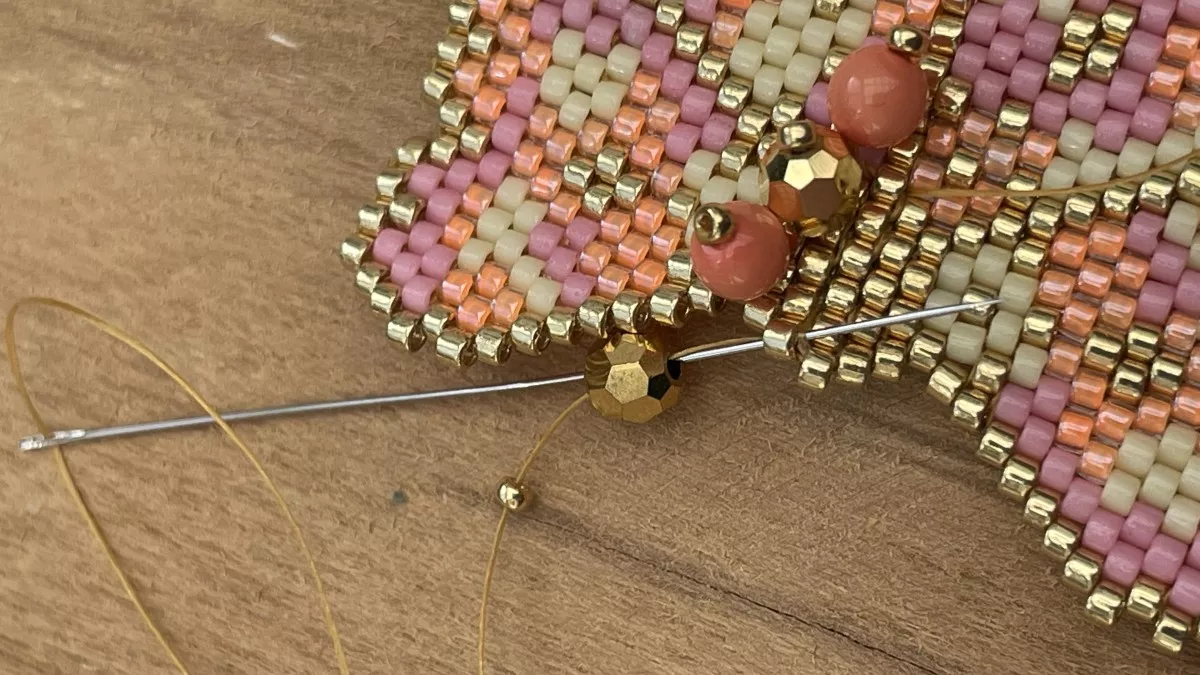 Orecchini con fiori intrecciati a punto mattone : Tappa 18 Orecchini con fiori intrecciati a punto mattone : Tappa 18