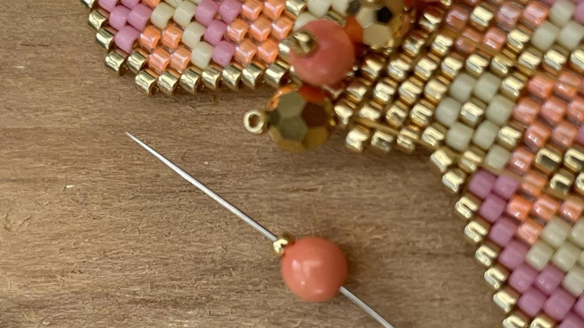 Orecchini con fiori intrecciati a punto mattone : Tappa 19 Orecchini con fiori intrecciati a punto mattone : Tappa 19