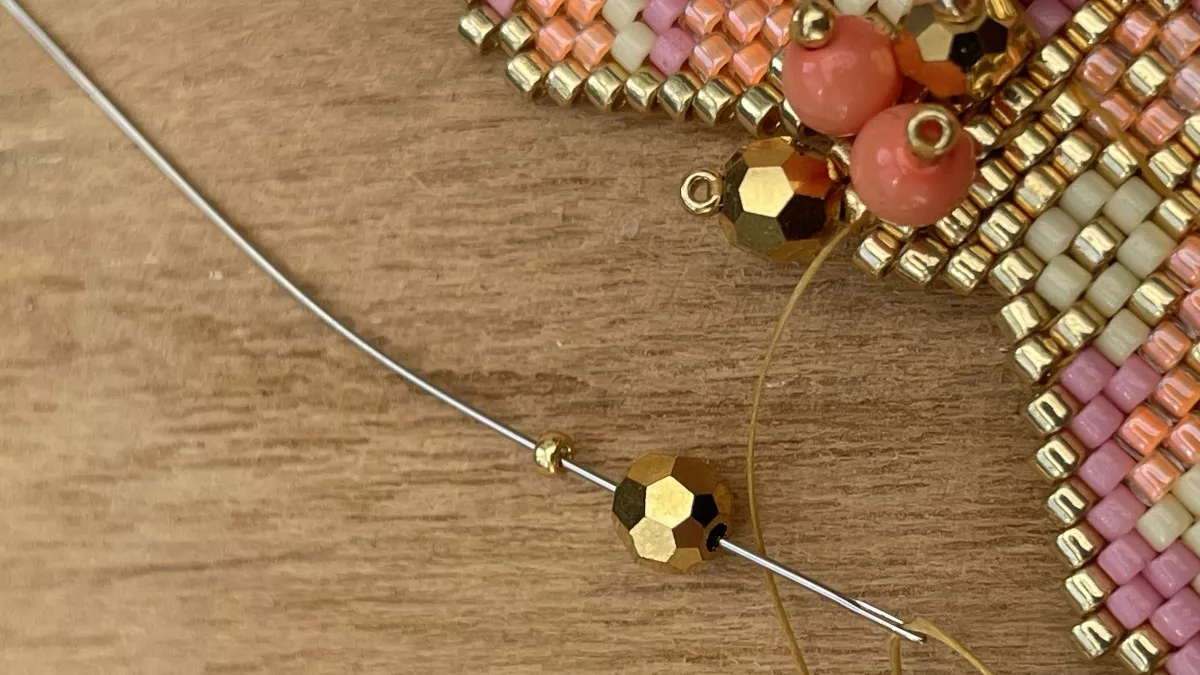 Orecchini con fiori intrecciati a punto mattone : Tappa 22 Orecchini con fiori intrecciati a punto mattone : Tappa 22