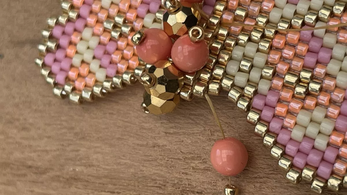 Orecchini con fiori intrecciati a punto mattone : Tappa 25 Orecchini con fiori intrecciati a punto mattone : Tappa 25