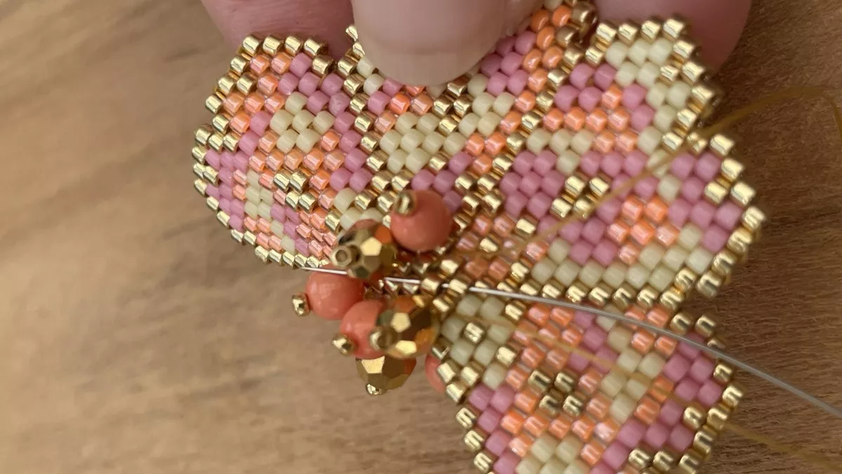 Orecchini con fiori intrecciati a punto mattone : Tappa 30 Orecchini con fiori intrecciati a punto mattone : Tappa 30