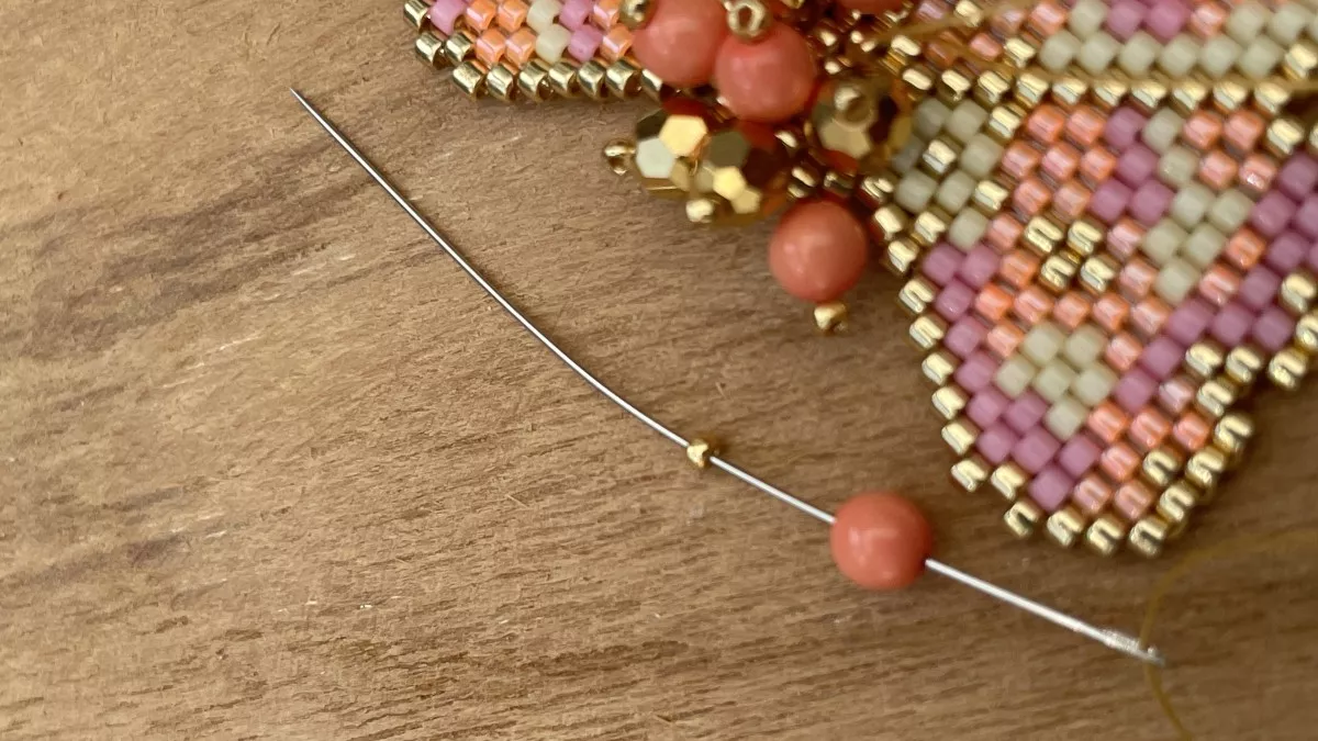 Orecchini con fiori intrecciati a punto mattone : Tappa 31 Orecchini con fiori intrecciati a punto mattone : Tappa 31