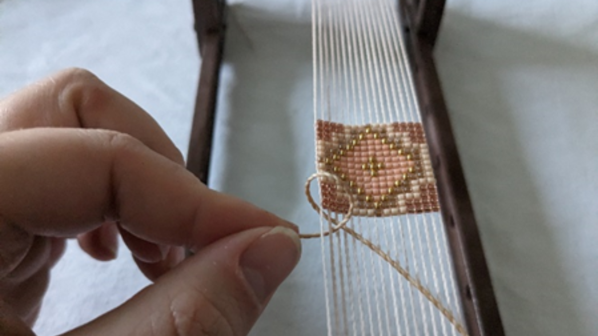 Bracciale con intreccio centrale e micro macramè : Tappa 4 Bracciale con intreccio centrale e micro macramè : Tappa 4