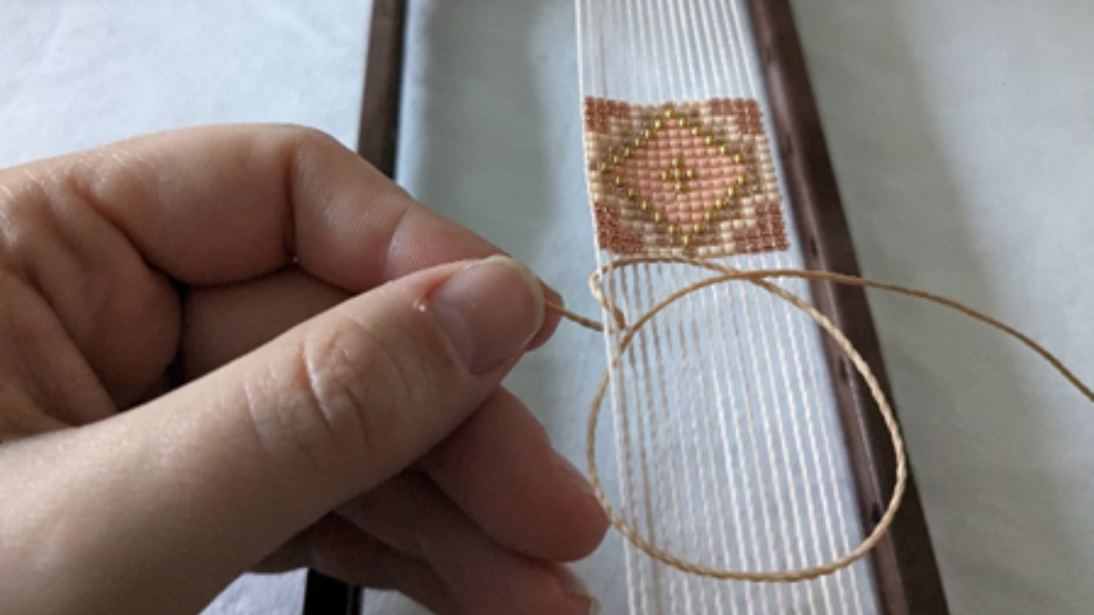 Bracciale con intreccio centrale e micro macramè : Tappa 5 Bracciale con intreccio centrale e micro macramè : Tappa 5