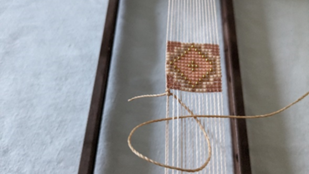 Bracciale con intreccio centrale e micro macramè : Tappa 6 Bracciale con intreccio centrale e micro macramè : Tappa 6