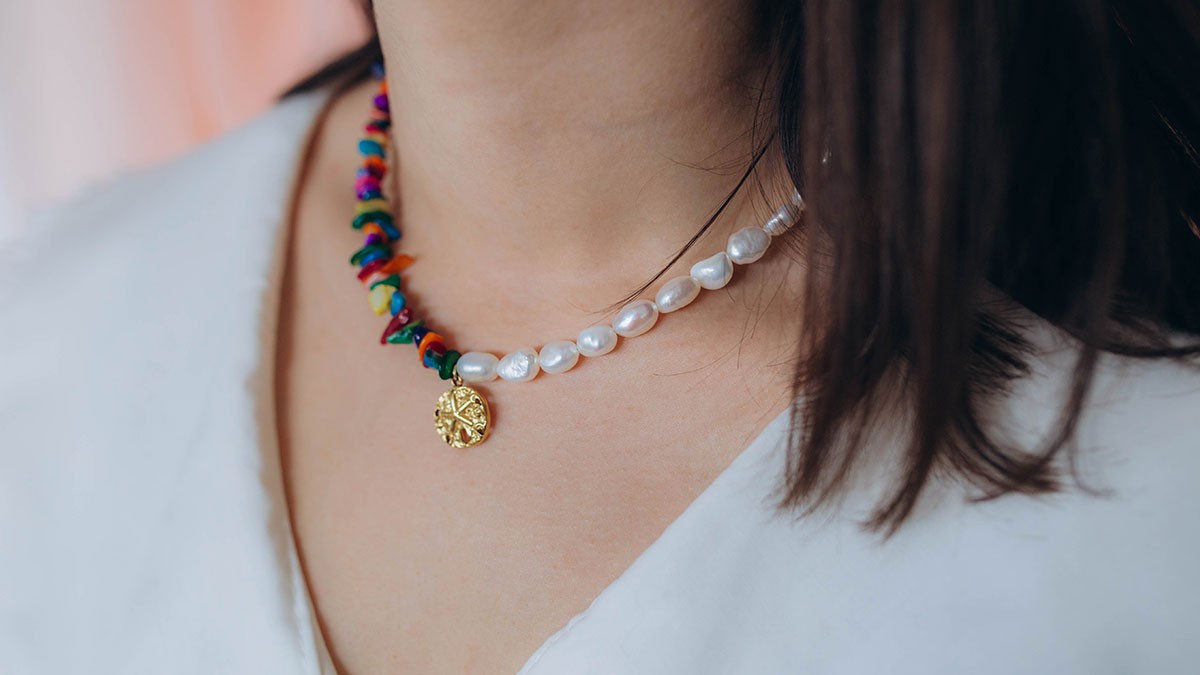 Collana con perle d'acqua dolce e perline di conchiglia