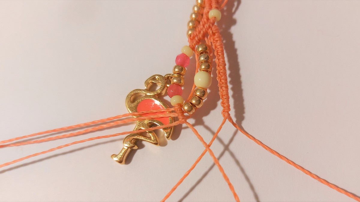 Bracciale estivo in micro-macramè : Tappa 20