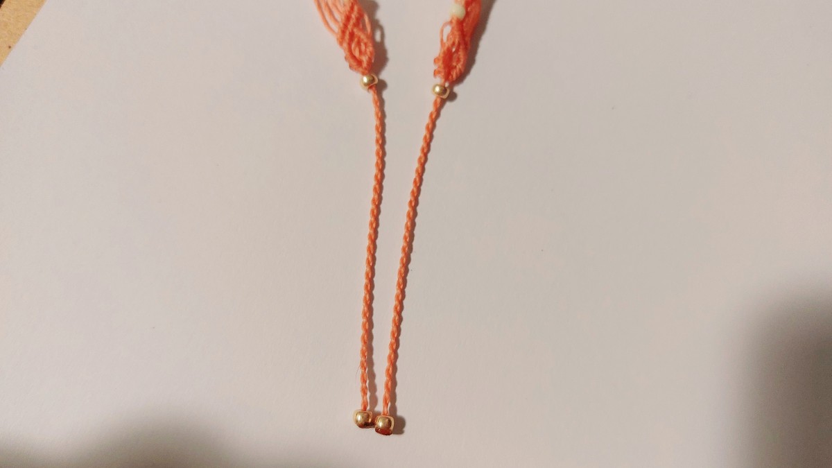 Bracciale estivo in micro-macramè : Tappa 26